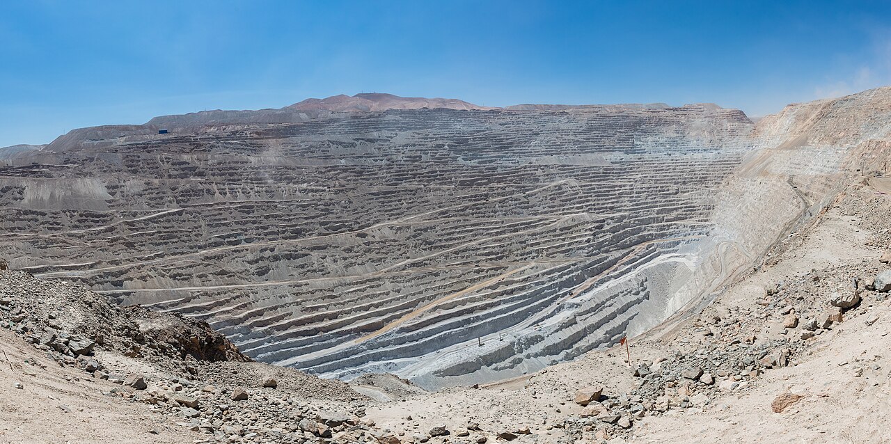 Panorama tambang tembaga terbuka Chuquicamata, Chile
